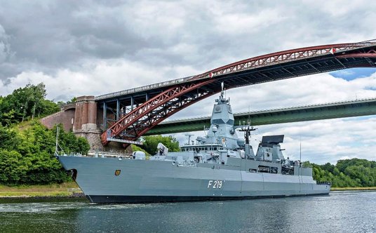 Fregata Sachsen (F219) typu 124 z zamontowanym kontenerem z demonstratorem systemu wysokoenergetyczn