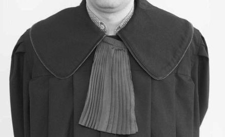 KRDP rozważa, by togi doradców miały szary żabot