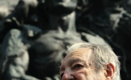 Marek Edelman przed pomnikiem Bohaterów Getta w Warszawie