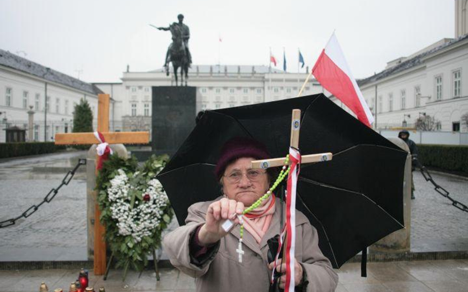 Solidarni 2010 ciągle przed Pałacem Prezydenckim