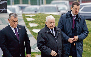 Jarosław Kaczyński sam obsadził się w roli ucznia węgierskiego premiera. Cynicznemu i myślącemu takt