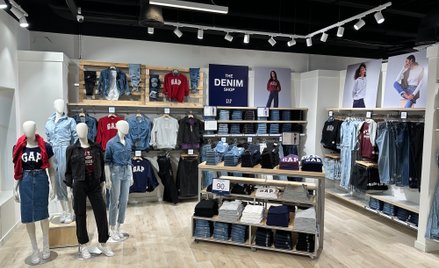 GAP wraca ze sklepami stacjonarnymi do Polski po niemal 10 latach nieobecności.