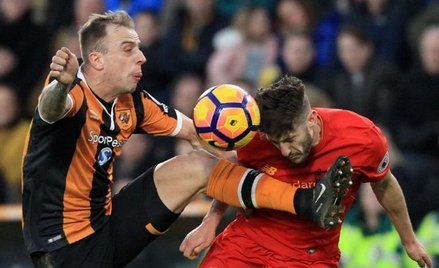 Kamil Grosicki (z lewej) w meczu z Liverpoolem. Obok Adam Lallana