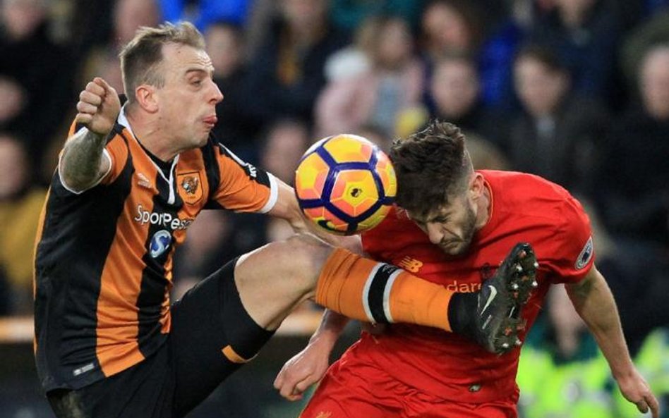 Kamil Grosicki (z lewej) w meczu z Liverpoolem. Obok Adam Lallana