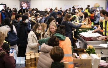 Punkt pomocy dla uchodźców na dworcu w Berlinie