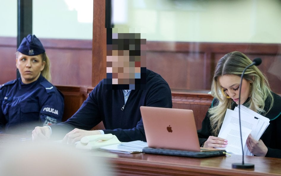 Sebastian M. oraz jego pełnomocniczka mec. Katarzyna Hebda podczas rozprawy w Sądzie Rejonowym w Pio