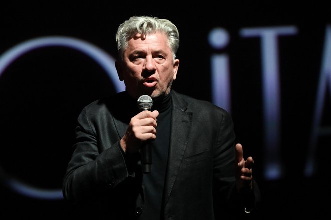 Janusz Józefowicz na konferencji prasowej w Katowicach w Teatrze Polskim w kwietniu 2024 r.