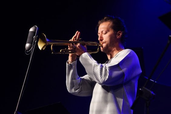 Trębacz Philip Dizack podczas występu na Jazz Jamboree 2026