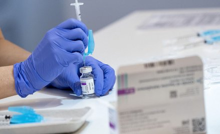 Koronawirus. Czy szczepionka AstraZeneca jest bezpieczna? Odpowiedź eksperta