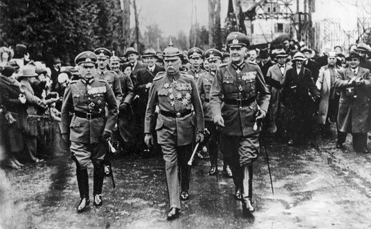 Od lewej: gen. Werner von Fritsch, Erich Ludendorff i Werner von Blomberg udają się na paradę z okaz