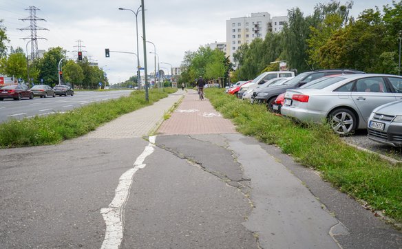 Dotychczasowy chodnik i droga dla rowerów po 25 latach od wyznaczenia odbiegały już dalece od przyję