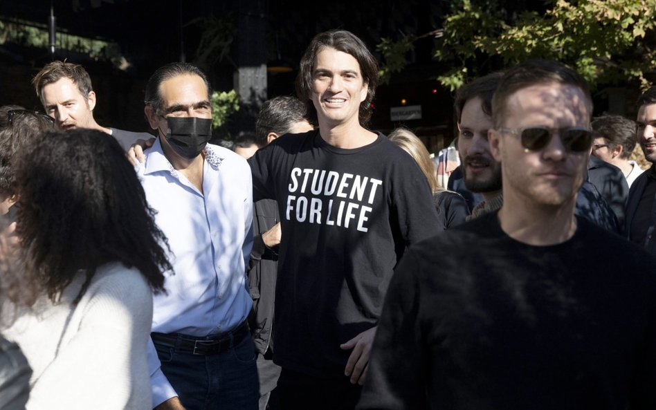 Adam Neumann (w środku) stworzył firmę WeWork, ale zdaniem wielu zbudował też fundamenty jej upadku.