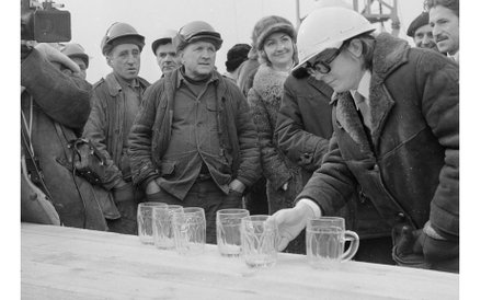 16 lutego 1973 - Wieszanie "wiechy" na odbudowanej części gotyckiej. Robotnicy podczas uroczystości