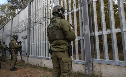 Funkcjonariusze straży granicznej na granicy z Białorusią w Połowcach