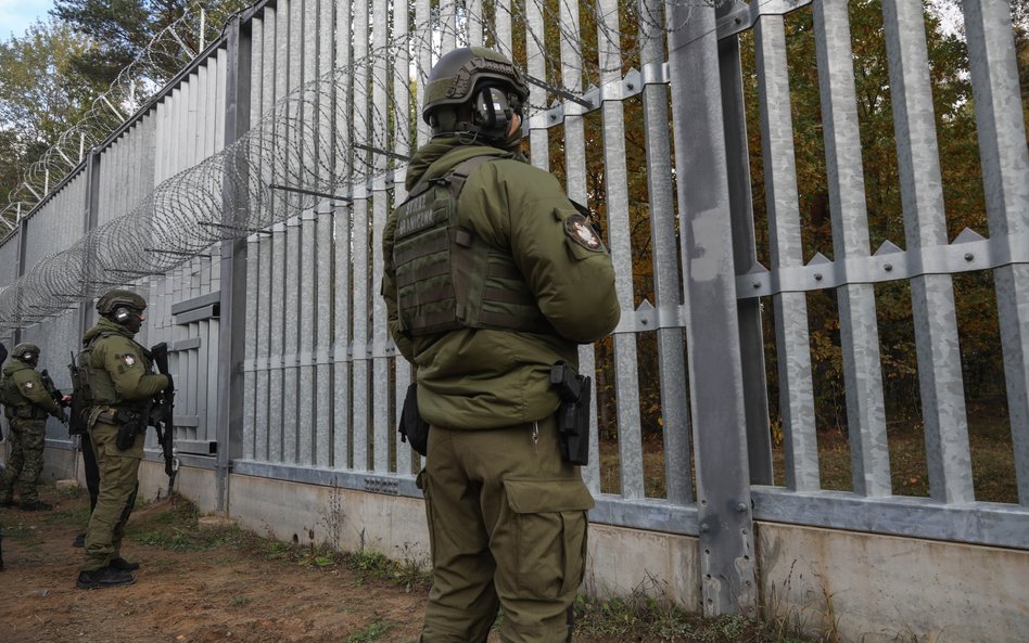 Funkcjonariusze straży granicznej na granicy z Białorusią w Połowcach