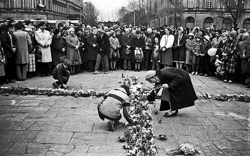 Kwietny krzyż na placu Zwycięstwa (dziś Piłsudskiego) układany często przez odważne, starsze panie, 