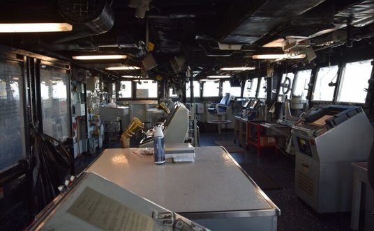 Mostek USS Gunston Hall, tu najlepiej widać, że okręt ten został zbudowany w latach osiemdziesiątych