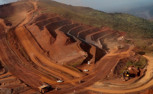 Maszyny górnicze pracują w blokach nr 3 i 4 kopalni Simandou, jednego z największych złóż rudy żelaz