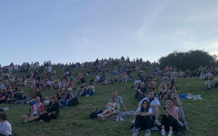 Wiele osób przyniosło koce i karimaty, by komfortowo spędzić czas na świeżym powietrzu