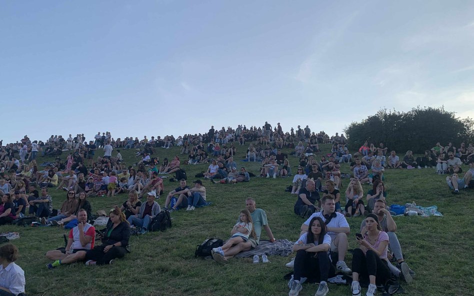 Wiele osób przyniosło koce i karimaty, by komfortowo spędzić czas na świeżym powietrzu