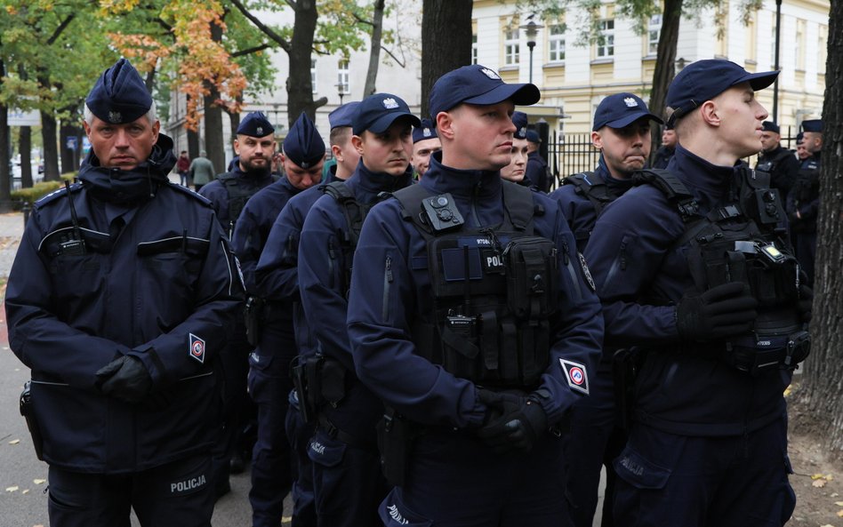 Na udostępnionym nagraniu widać, jak mężczyzna odepchnął policjanta i policjantkę, i rzucił się do u