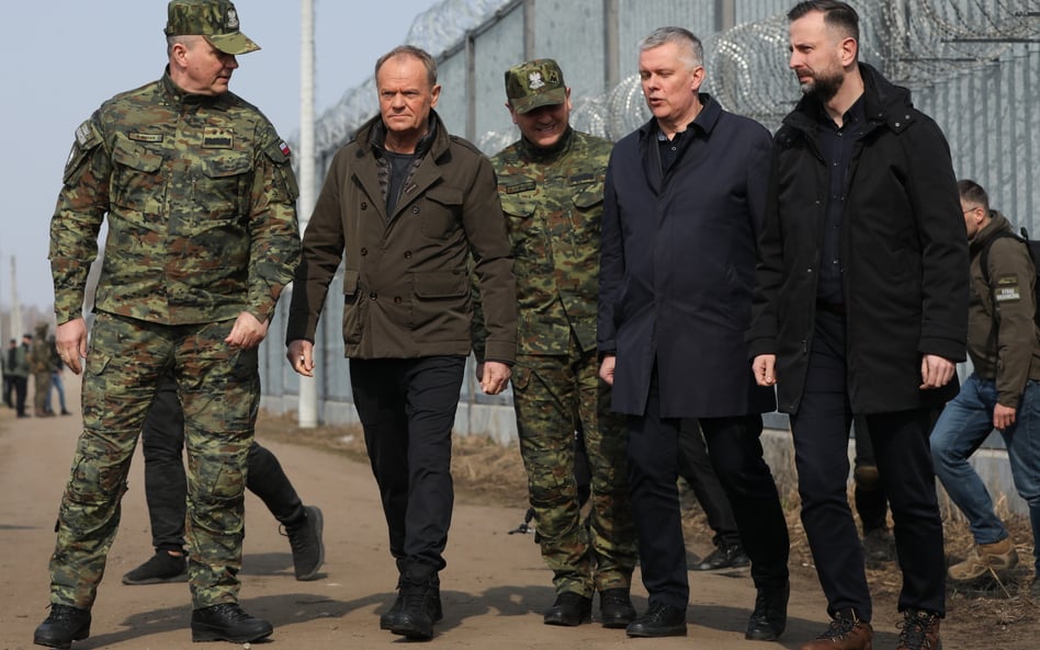 Premier Donald Tusk, minister obrony Władysław Kosiniak-Kamysz, minister spraw wewnętrznych i admini