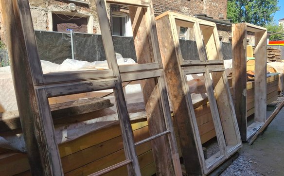 W chwili powstania budynek był kolorowy, a dokładnie brązowy z zieloną stolarką okienną i drzwiową. 