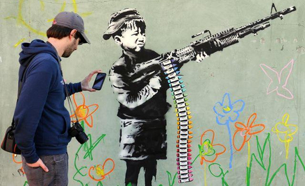 Jedno z kalifornijskich graffiti "w stylu Banksy'ego"