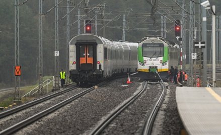 Działania służb przy zniszczonym fragmencie torowiska na trasie Dęblin-Warszawa przy stacji kolejowe