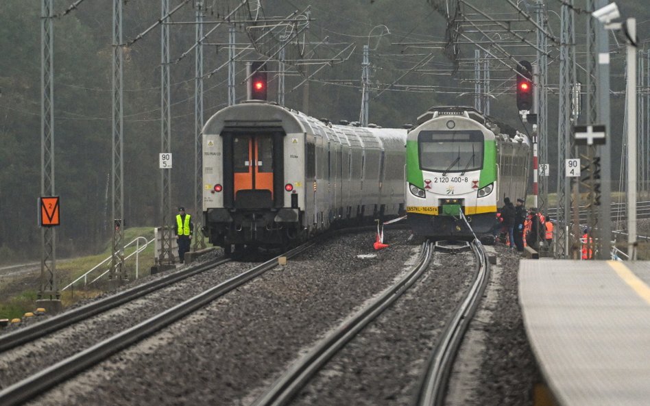 Działania służb przy zniszczonym fragmencie torowiska na trasie Dęblin-Warszawa przy stacji kolejowe