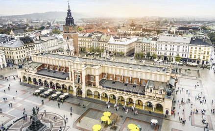 82-latek zniszczył Sukiennice napisem „Duda 2020”