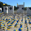 Instalacja upamiętniająca ofiary rosyjskiej agresji przed Cmentarzem Żołnierzy Radzieckich w Warszaw