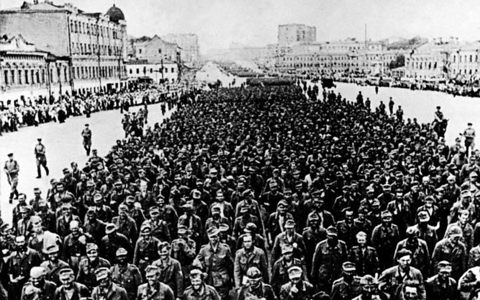 Rosjanie branych do niewoli Niemców przeganiali ulicami miast. Na zdjęciu: Moskwa, 13 września 1944 