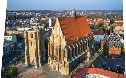 Nysa, widok zespołu kościoła farnego z lotu ptaka.