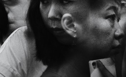 Zatłoczony peron Shinjuku – jednej z największych stacji kolejowych na świecie. Każdego dnia przewij