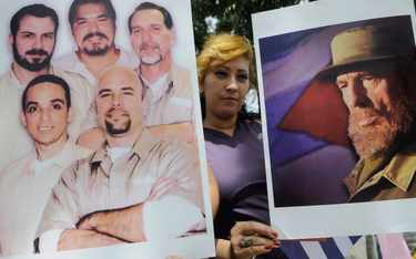 Protest pod ambasadą USA w San Salvador, 24 września 2010 r. Protestujący, oprócz plakatu przedstawi