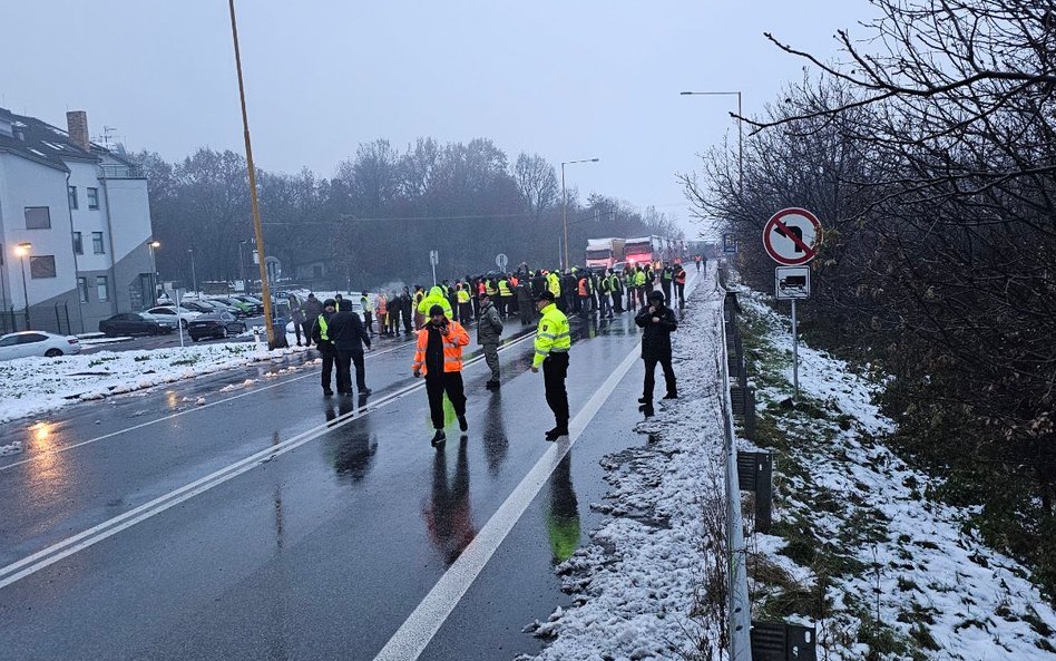 Protest słowackich przewoźników przed przejściem w Użgorodzie. 1 XII 2023