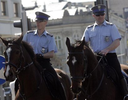 Współczesna policja, tak jak jej niesławna poprzedniczka MO, także posiada konne jednostki