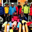 Zdjęcie, zamieszczone na profilu Pakistan Mountain News przedstawia potencjalnych uczestników wypraw