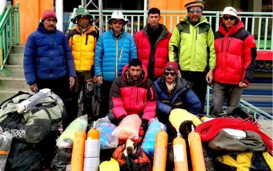 Zdjęcie, zamieszczone na profilu Pakistan Mountain News przedstawia potencjalnych uczestników wypraw