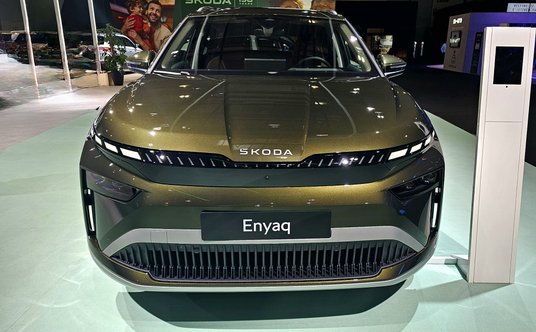 Największe zmiany w stylizacji Skody Enyaq widać w przednim pasie nadwozia