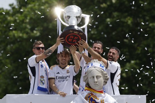 Toni Kroos, Luka Modrić, Nacho Fernandez i Dani Carvajal świętują zdobycie przez Real Madryt 36. tyt