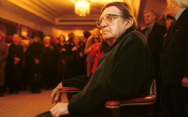 Ks. Twardowski jako laureat plebiscytu czytelników „TeleRzeczpospolitej” w 2000 r.