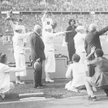Dekoracja medalistek. Niemki Tilly Fleicher (złoto) i Luise Kruger (srebro) stoją na podium z hitler