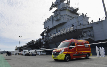 Ewakuacja chorych marynarzy w bazie w Tulonie. Fot./Twitter/Marine Nationale