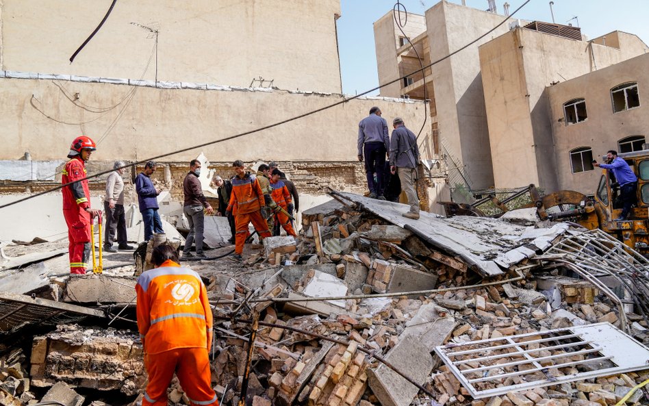 Zniszczony budynek w Teheranie. Efekt sobotniego ataku Izraela i USA