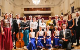 Salonowa Orkiestra Johanna Straussa została założona w 1995 roku orkiestra przez klarnecistę Piotra 