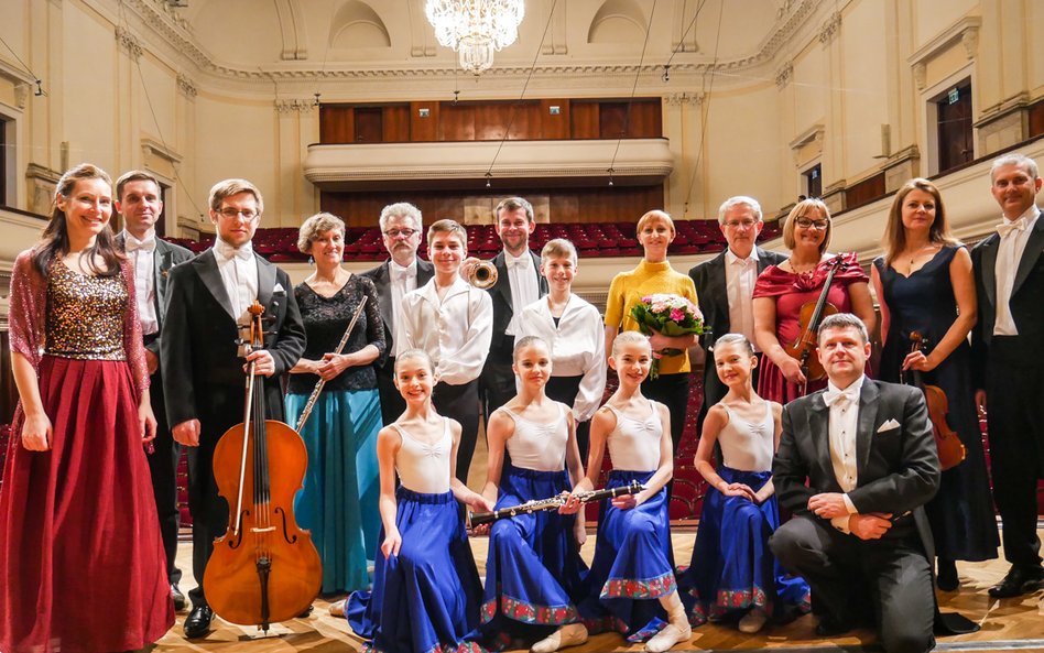 Salonowa Orkiestra Johanna Straussa została założona w 1995 roku orkiestra przez klarnecistę Piotra 