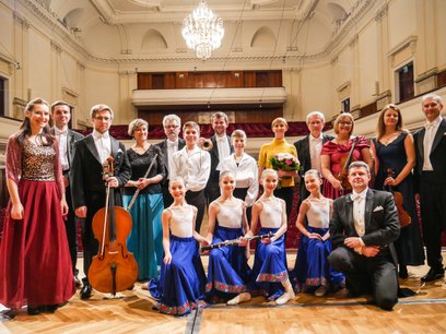 Salonowa Orkiestra Johanna Straussa została założona w 1995 roku orkiestra przez klarnecistę Piotra 