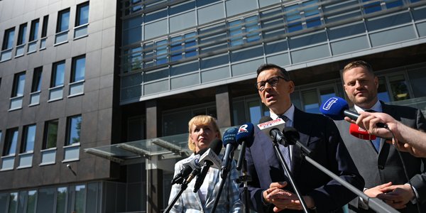 Posłowie PiS kontrolują Szpital Południowy ws. lekarza Dawida Kacprzyka i zarzutów wyłudzeń